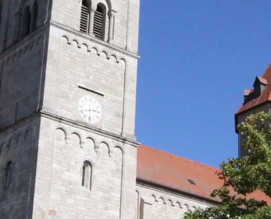 St. Adalbero Die Adalberokirche in der Sanderau in Würzburg mit Vorplatz.