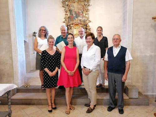 Unser Pfarrgemeinderat: Annette Jenkner, Bruno-Ludwig Hemmert, Gerhard Rösner, Melina Holley, Katharina Apfelbacher, Susanne Williams, Anja Meyer und Pfarrer Schmitt.